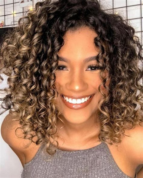 morena iluminada cachos curtos|Morena iluminada: 25 ideias para mulheres com cabelo curto.